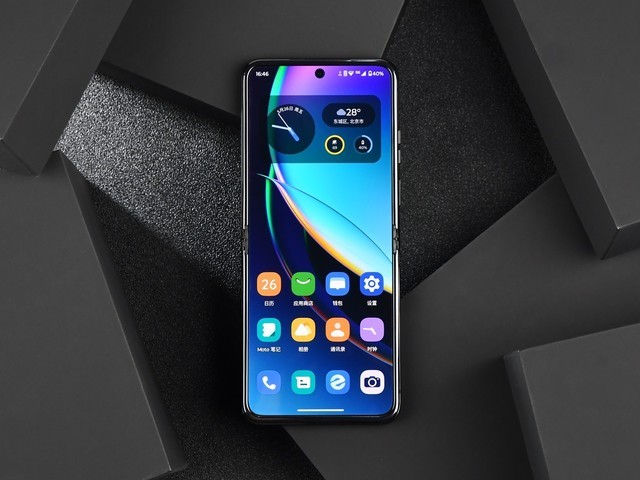 想尝试下折叠屏？5699元的moto razr 40 Ultra考虑一下