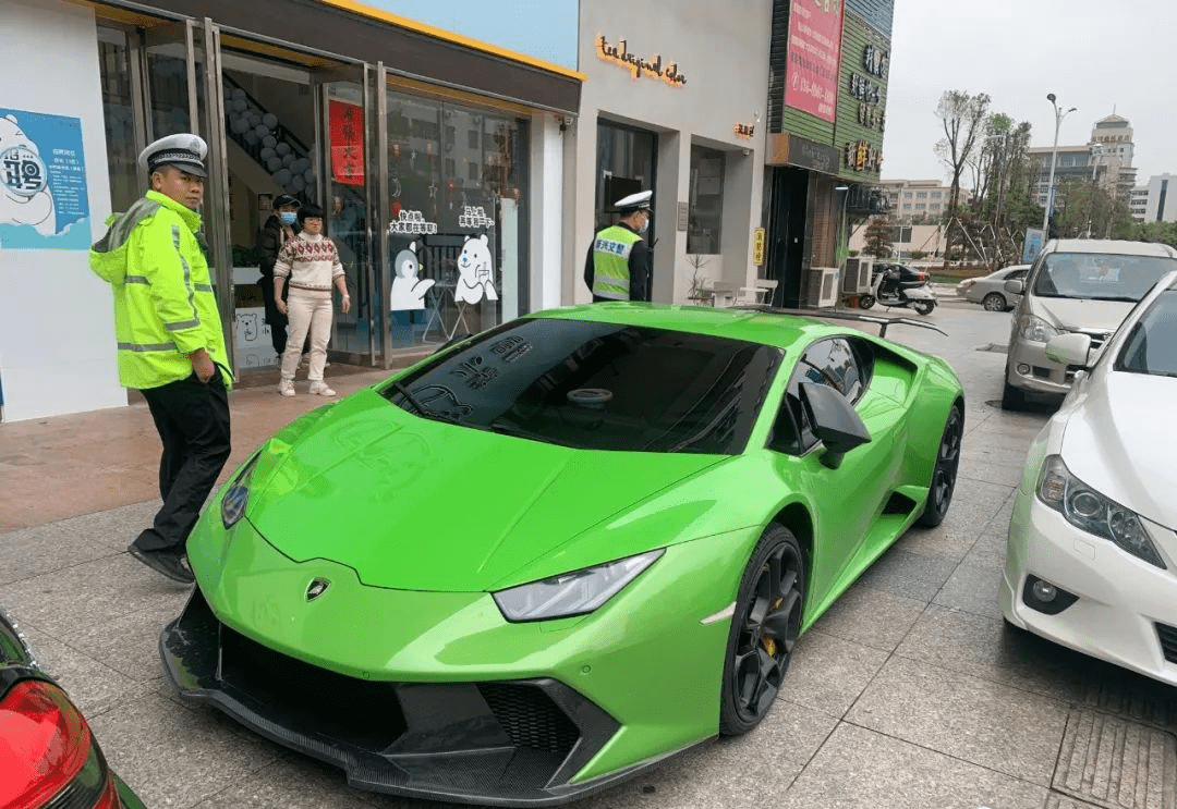 _自行车闯红灯和电动车相撞相撞_电单车闯红灯撞到汽车